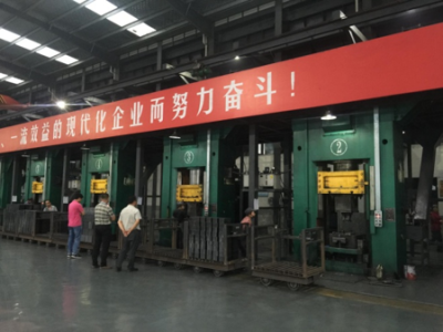 如何提高鎂碳磚質(zhì)量？華隆伺服電動(dòng)螺旋壓磚機(jī)給你答案